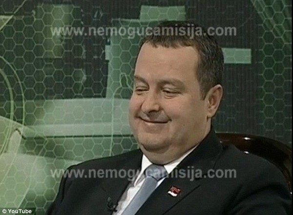 Thủ tưởng Ivica Dačić trong tình huống thử thách trên truyền hình.